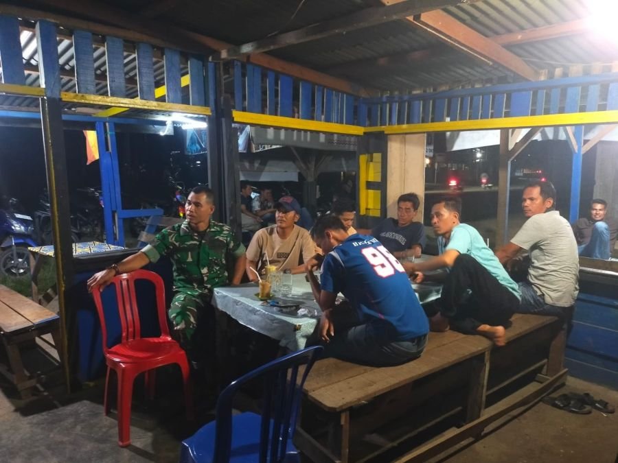 Personil Koramil 07/KH Semarakkan Final Piala Dunia Bersama masyarakat Pasar Baru