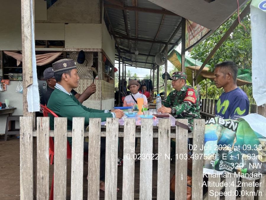 Personil Koramil 08/Mdh Kopda Hendri melaksanakan kegiatan komunikasi sosial pengawasan SDM masyarak