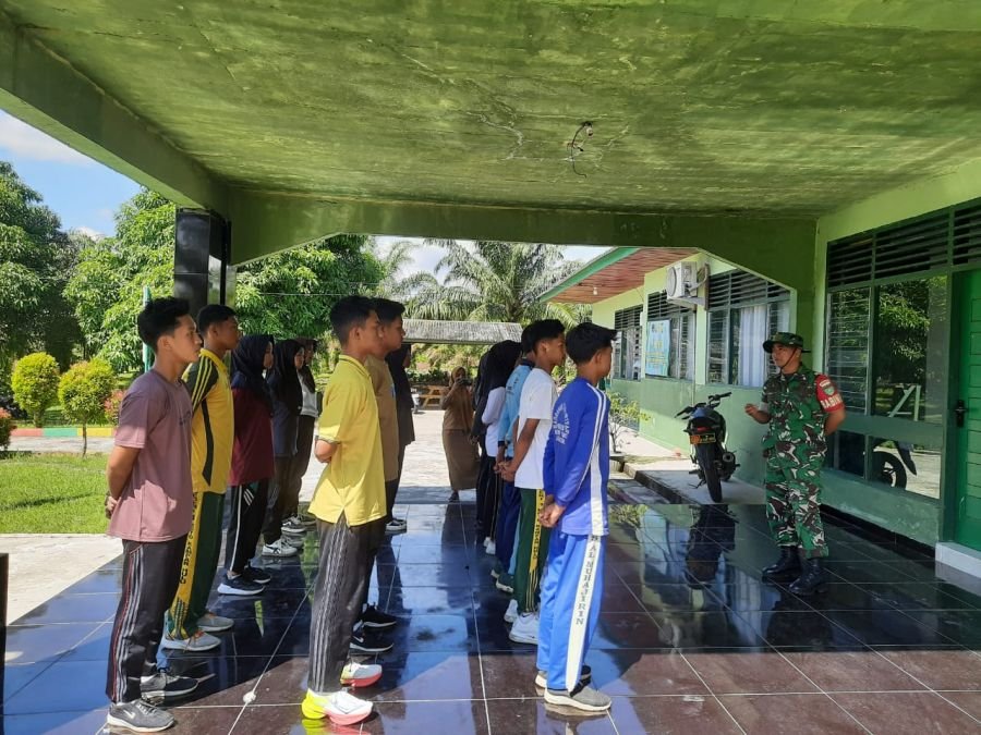 PERSONIL KORAMIL 12/XIII KOTO KAMPAR LAKSANAKAN PELATIHAN PBB BAGI SISWA-SISWI DI MAKORAMIL