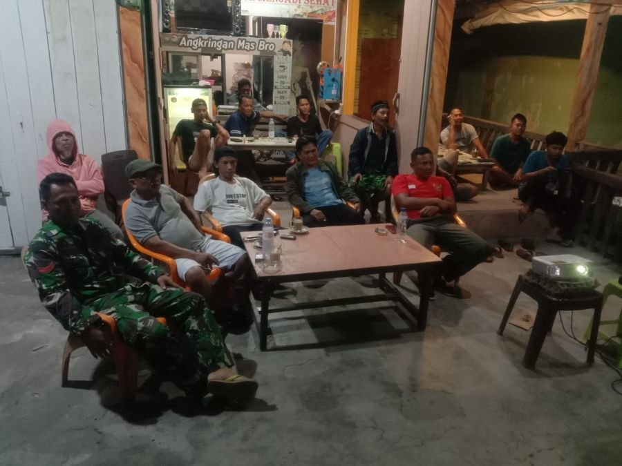 Personil kormil 04/rupat Nobar bersama masyarakat