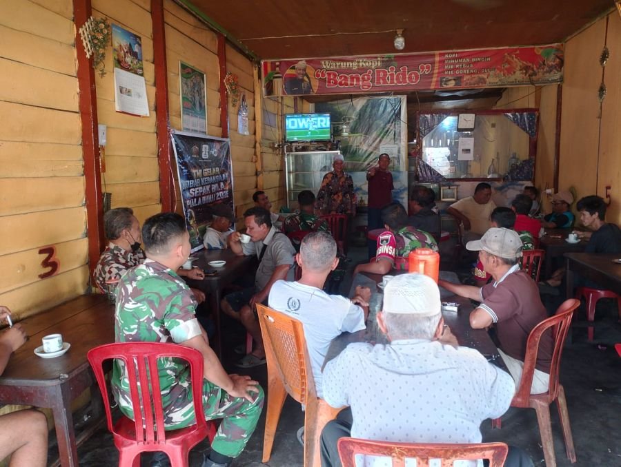 Personil Ramil 07/KH Nobar Piala Dunia 2026 Bersama Warga