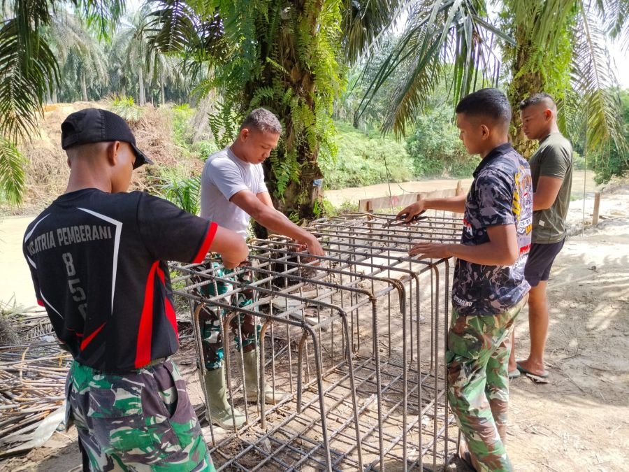Personil TNI AD Bersama Warga, Terus Bahu Membahu dalam Pembangunan Jembatan Gantung Desa sukaraja