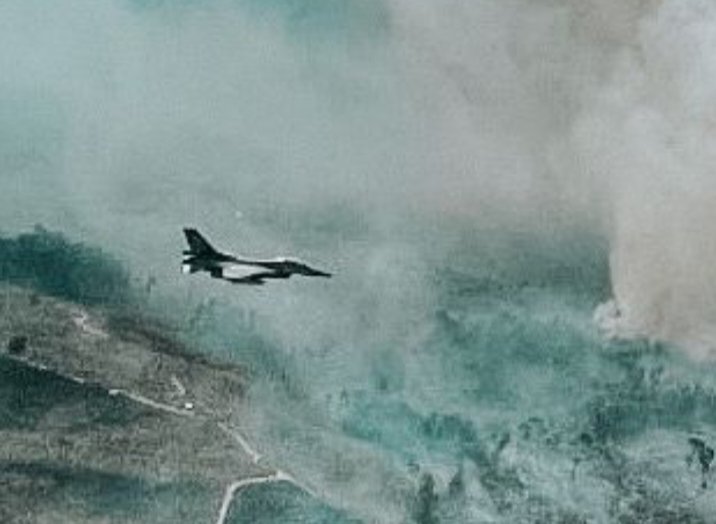 Pesawat Tempur F-16 Lanud Roesmin Nurjadin Pantau Karhutla dari Udara