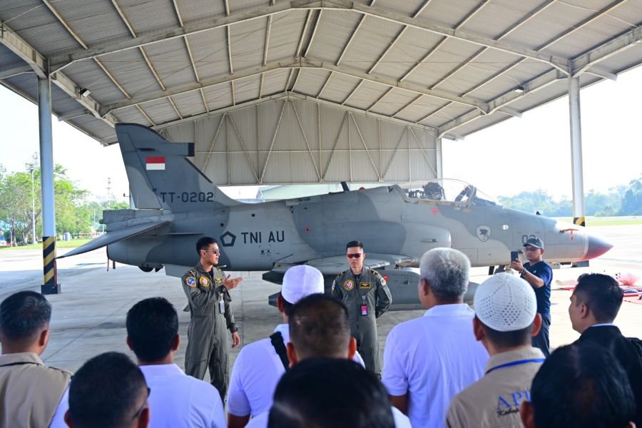 Peserta Bimtek Wawasan Kebangsaan Inhil Kunjungi Lanud Roesmin Nurjadin