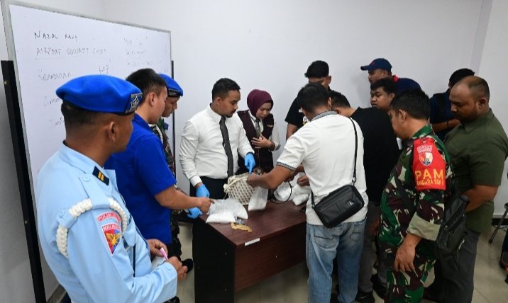 Petugas Avsec dan Personel Lanud RSN BKO Bandara SSK II Pekanbaru Amankan Lebih dari 2 Kg Sabu