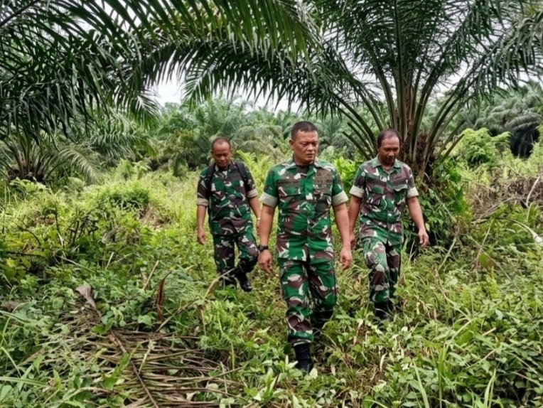 Pimpin Patroli Karhutla di Pekaitan, Babinsa Koramil 01/Bangko Pastikan Wilayah Aman dari Titik Api