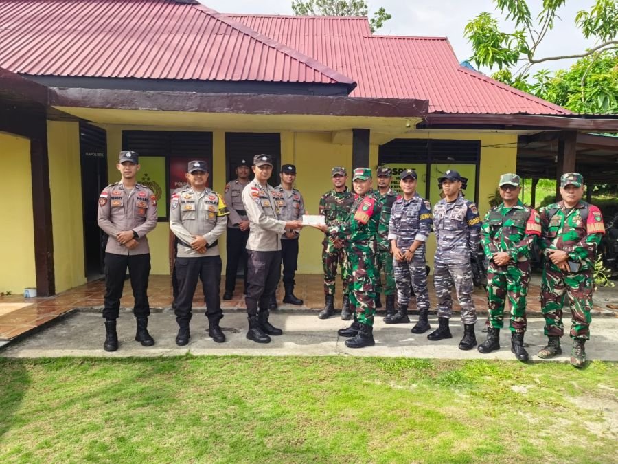 Plh Danramil 06/serasan serka A. Harahap beserta anggota memberikan ucapan selamat ulang tahun