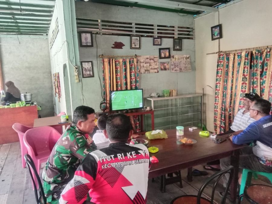 Plh Danramil 06/Serasan serka A. Harahap beserta anggota  melaksankan nobar dengan masyarakat kampun