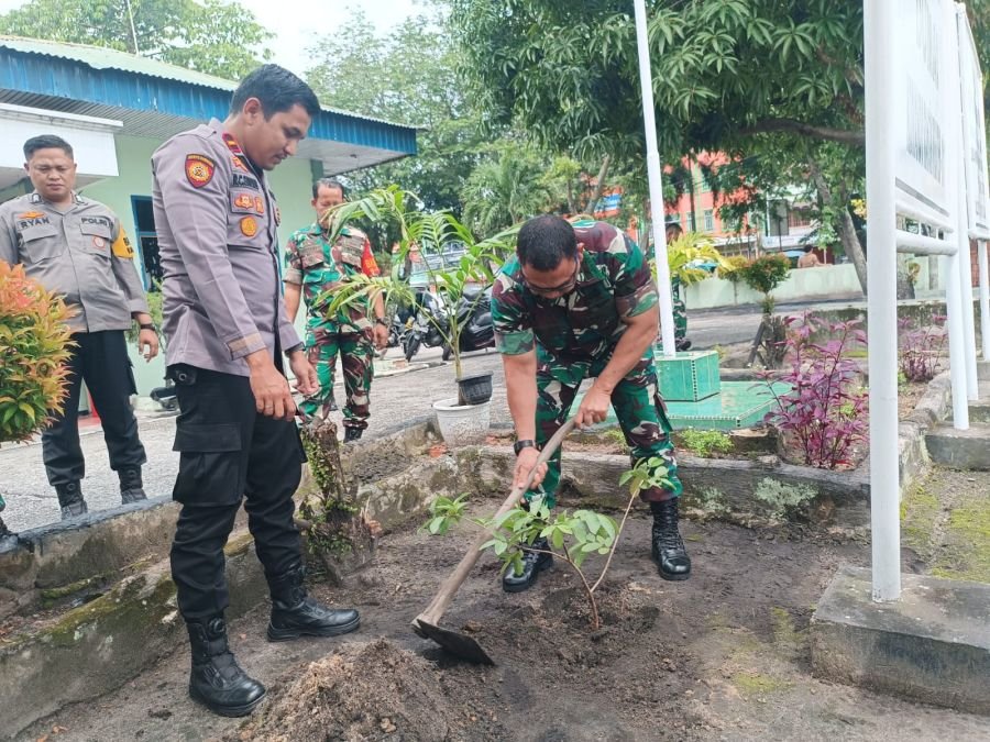 POLSEK DUMAI KOTA DAN KORAMIL 01/DUMAI PERKUAT SINERGI MELALUI SILATURAHMI DAN PENANAMAN POHON*
