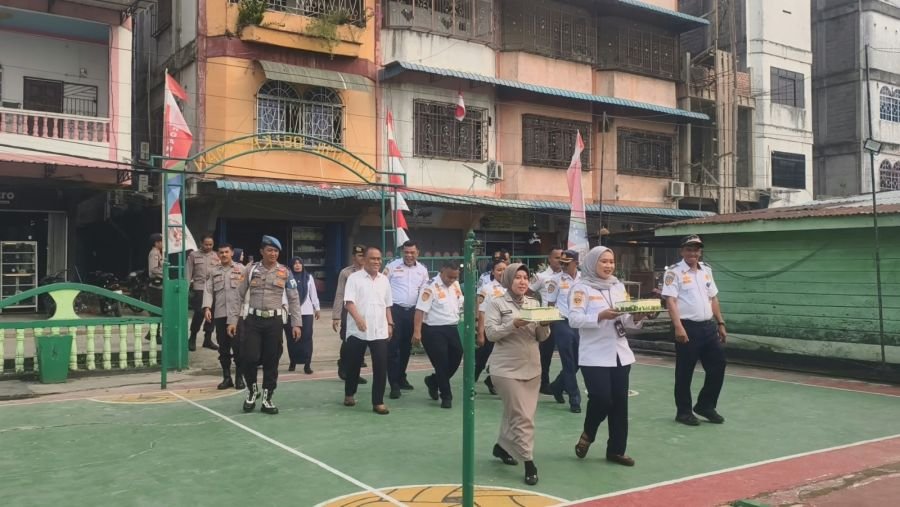 Polsek Kateman “Serbu” Koramil 06/Kateman, Bawa Kejutan HUT ke-81 TNI