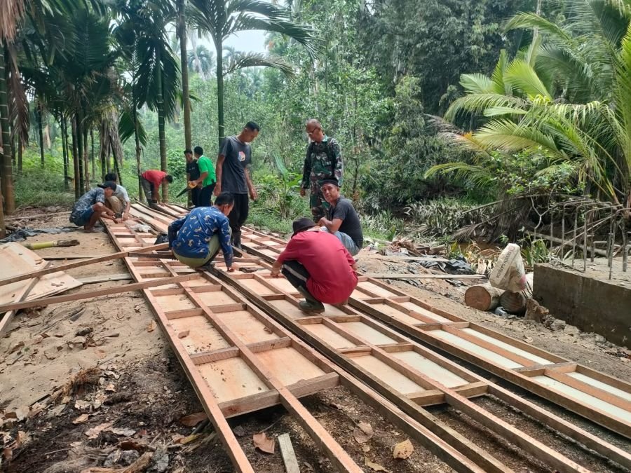 Pondasi 95 Persen, Babinsa 03/Tpl Kawal Perakitan Mal dan Perancah Jembatan