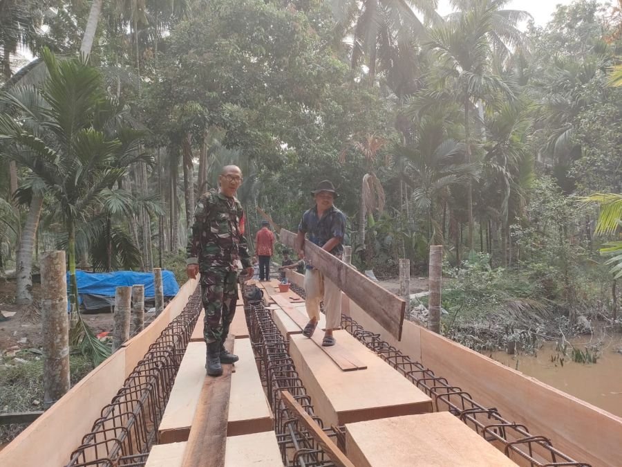 Pondasi Rampung, Babinsa 03/Tpl Kawal Pemasangan Mall Balok Jembatan Sungai Gantang