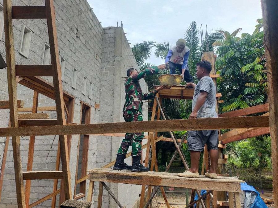 Poskesdes Rawang Binjai Dikebut, Babinsa Ramil 07/KH Turun Langsung Goro di Lapangan