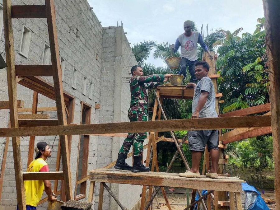Poskesdes Rawang Binjai Dikebut, Babinsa Ramil 07/KH Turun Langsung Goro di Lapangan