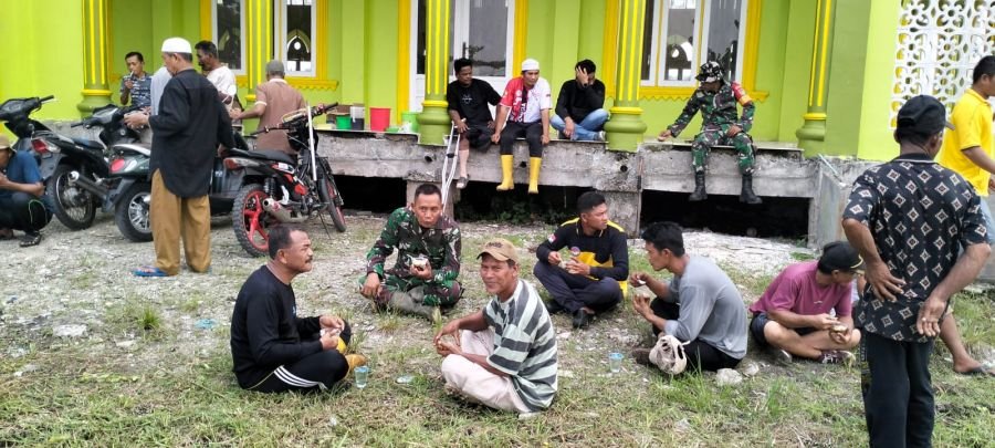 Posramil Panipahan Bersama Upika dan Pelajar  Gotong Royong Bersihkan Masjid Raya An-Nas