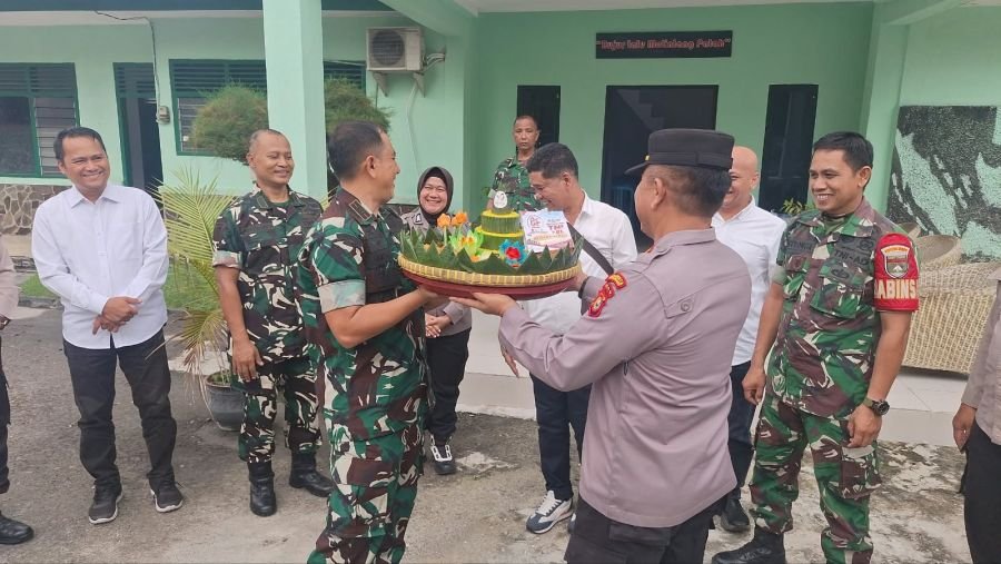 Potong Tumpeng Bersama, Koramil 03/Senapelan dan Polsek Senapelan Perkokoh Soliditas TNI-Polri