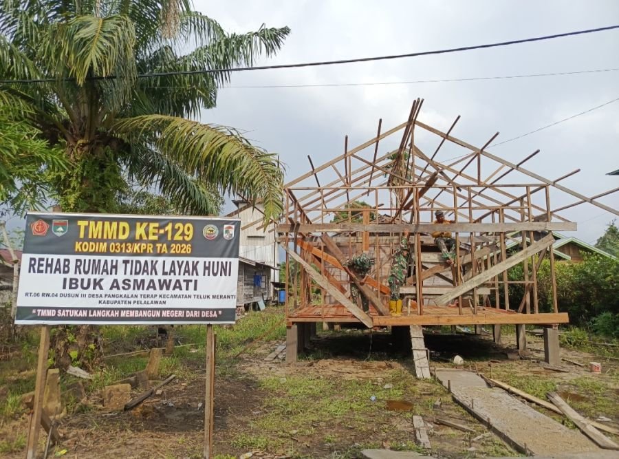 Pra TMMD Ke-129 Kodim 0313/KPR, Babinsa Koramil 09/Langgam Lanjutkan Pemasangan Lantai dan Pembuatan