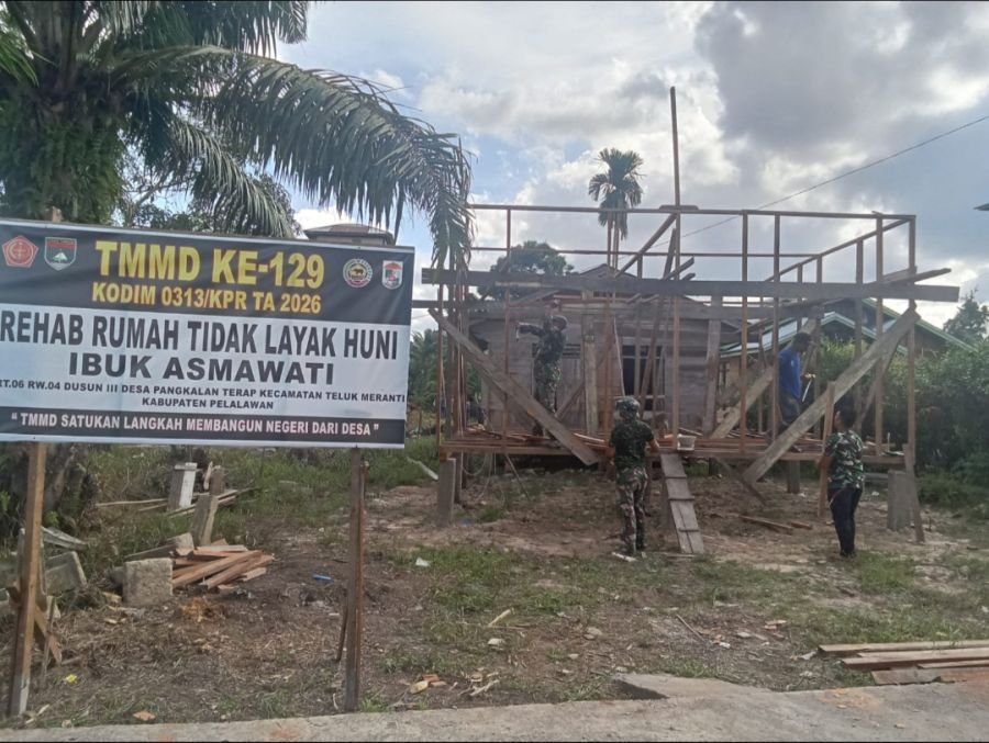 Pra TMMD Ke-129 Kodim 0313/KPR, Babinsa Koramil 09/Langgam Lanjutkan Rehab RTLH Milik Ibu Asmawati d