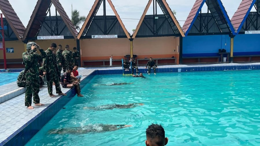 Ton Tangkas Batalyon 952/Imam Bulqin Asah Kemampuan Renang Militer di Bengkalis
