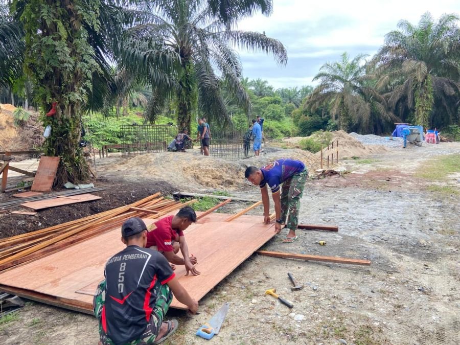 Prajurit dan Warga Pacu Pembangunan Jembatan Penghubung di Kuansing