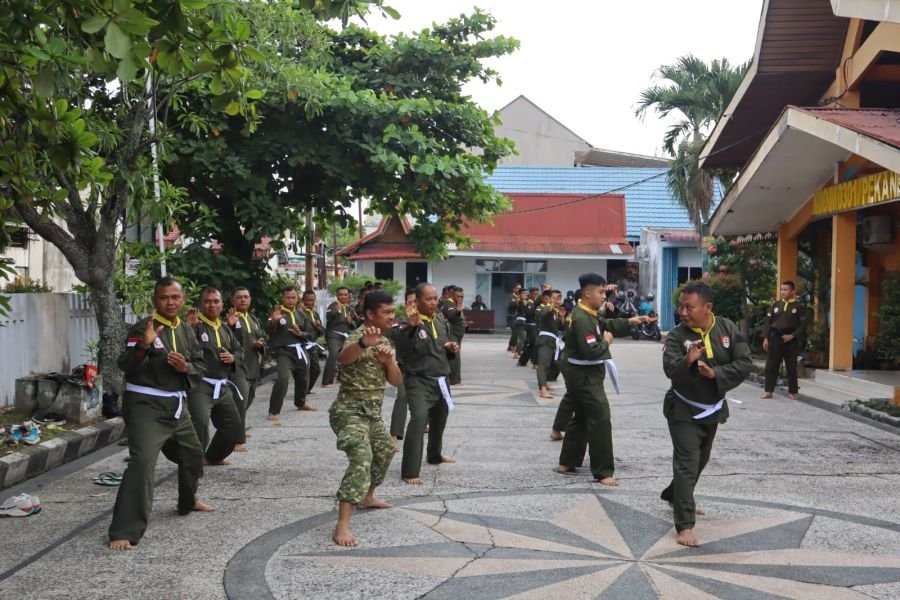 Prajurit Kodim 0301/Pekanbaru Asah Kemampuan Bela Diri Melalui Latihan Pencak Silat Militer