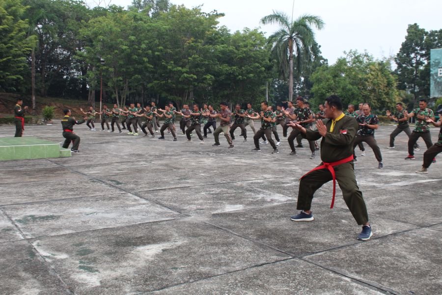 Prajurit Kodim 0315/Tanjungpinang Tingkatkan Kemampuan Bela Diri melalui Latihan Pencak Silat Milite