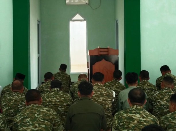 Prajurit Kodim 0316/Batam Padati Masjid Al-Firman untuk Sholat Jum’at