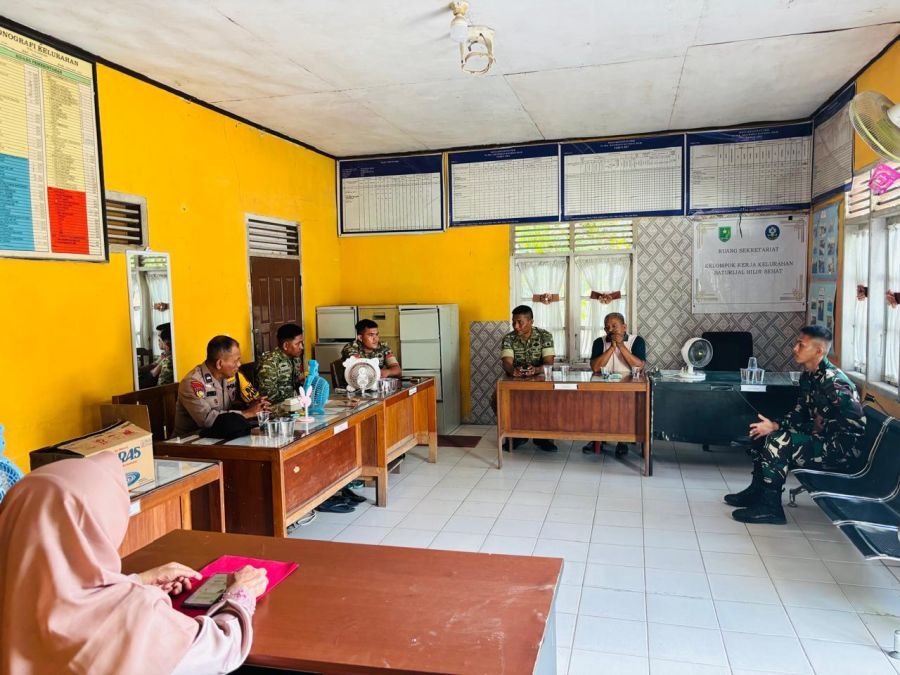 Personil Kompi Senapan B Yonif TP 850/SC Laksanakan Komsos di Desa Baturijal