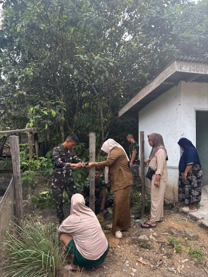 Prajurit Kompi Senapan B dan KWT Bangun Pagar Kebun Baturijal Hilir