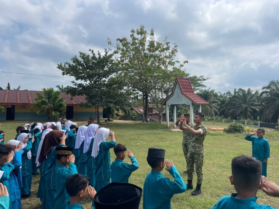 Prajurit Kompi Zeni Yonif TP 850/SC Berikan Sosialisasi kepada Siswa SD