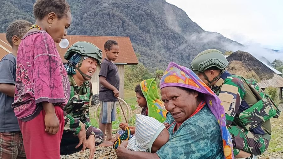 Prajurit Pos NUME Hadir Menyapa Warga Jigonikme, Hangatkan Kebersamaan di Lereng Papua