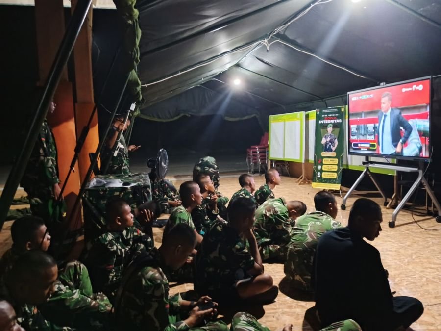 Prajurit Tentara Yonif Tp952/IB Mengikuti Kegiatan Nonton Bola Bersama