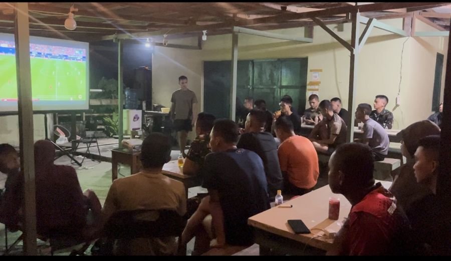 Prajurit Yon Komposit 1 Gardapati Nobar Bersama Warga Spempang Pererat Kebersamaan