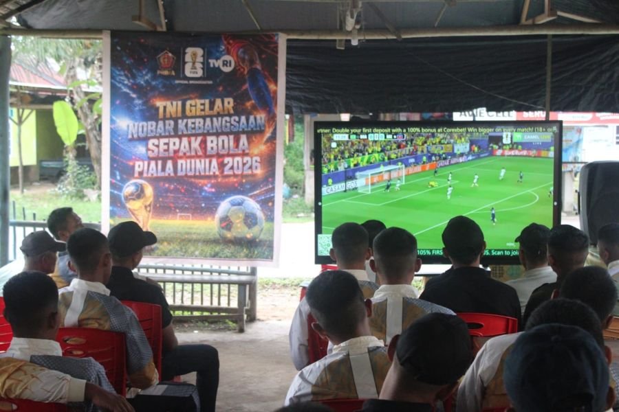 Prajurit Yonif 849/BS Pererat Kebersamaan Lewat Nobar Piala Dunia di Desa Musai