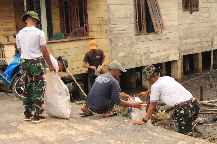 Prajurit Yonif 849 dan Warga Lingga Gotong Royong Benahi Desa