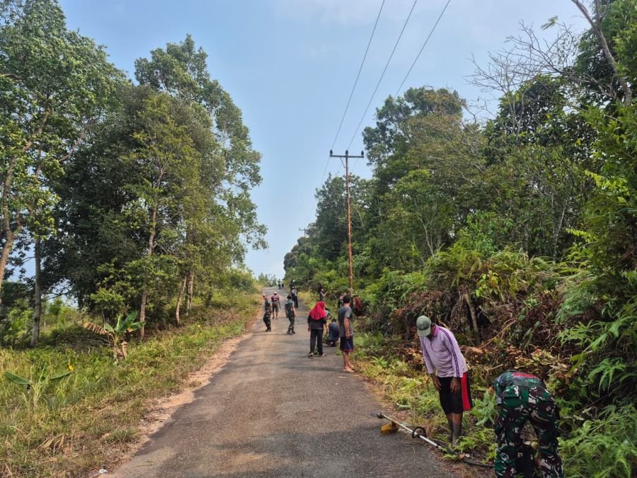 Prajurit Yonif TP 849/BS Bersama Warga Karya Bakti Bersihkan Jalan Desa Kerandin