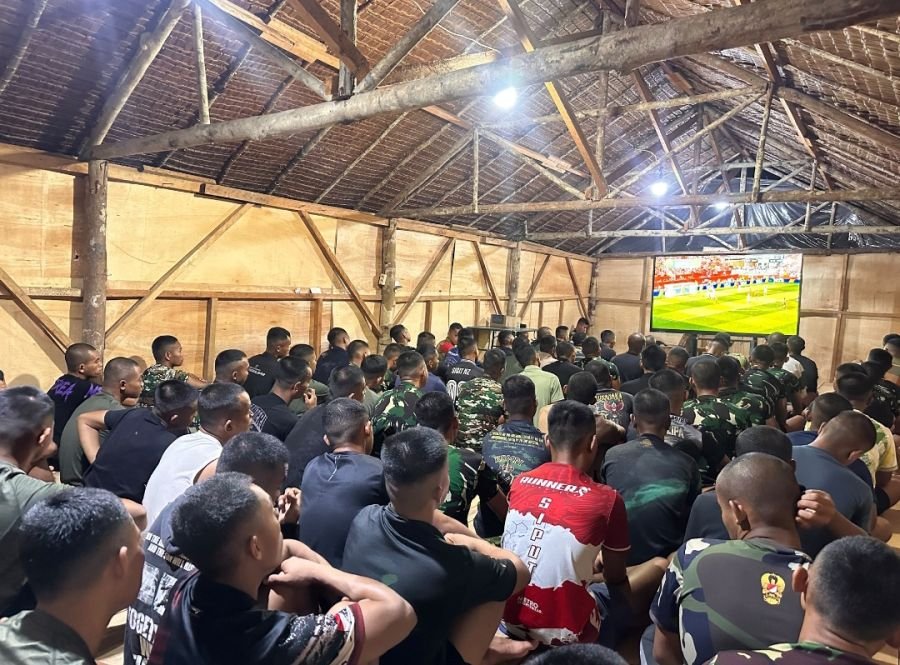 Prajurit Yonif TP 849/BS Gemuruhkan Ruang Yudha Nobar Piala Dunia 2026