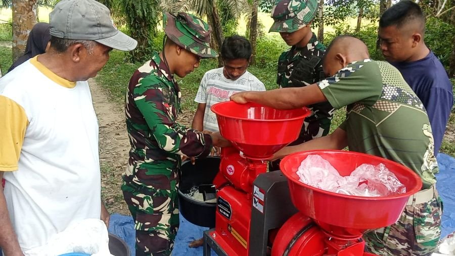 Prajurit Yonif TP 850/SC Bantu Warga Operasikan Mesin Penggiling Padi