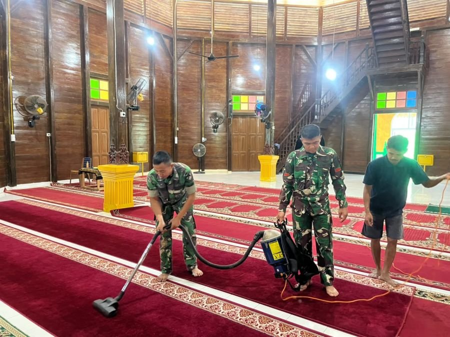Prajurit Yonif TP 850/SC Bersihkan Masjid di Peranap Bersama Warga