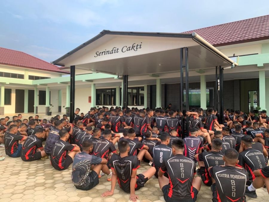 Prajurit Yonif TP 850/SC Saksikan Duel Sengit Amerika Serikat vs Belgia Bersama
