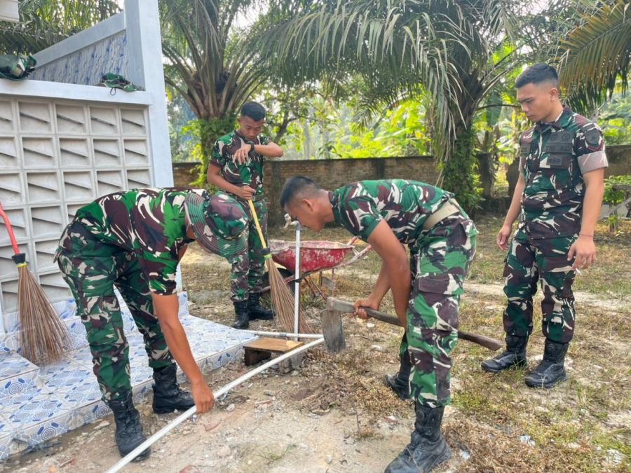 Prajurit Yonif TP 851/BBC Melaksanakan Karya Bhakti Di Masjid Merempan Hilir Bersama Warga