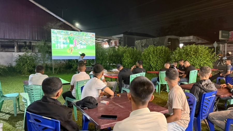 Prajurit Yonif TP 851/BBC Nobar Pildun Bersama Warga, Pererat Kebersamaan