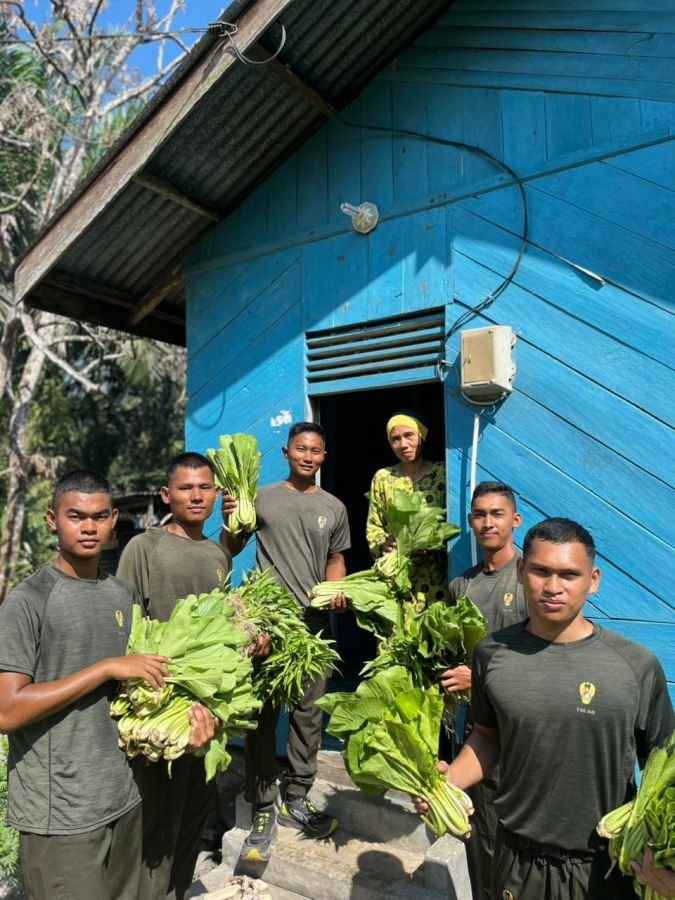 Prajurit Yonif TP 851/BBC Turun Langsung Salurkan Hasil Panen