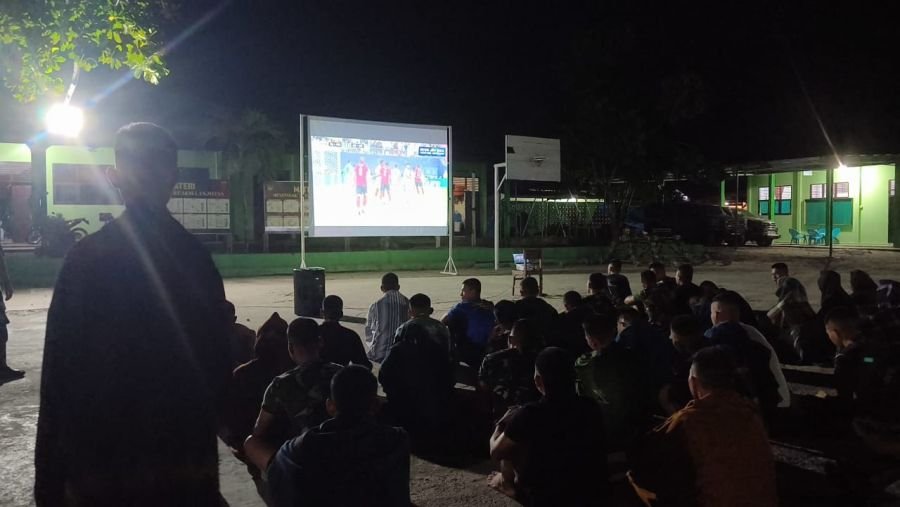 Prajurit Yonif TP 898/PC dan Warga Salo Semarakkan Nobar Piala Dunia