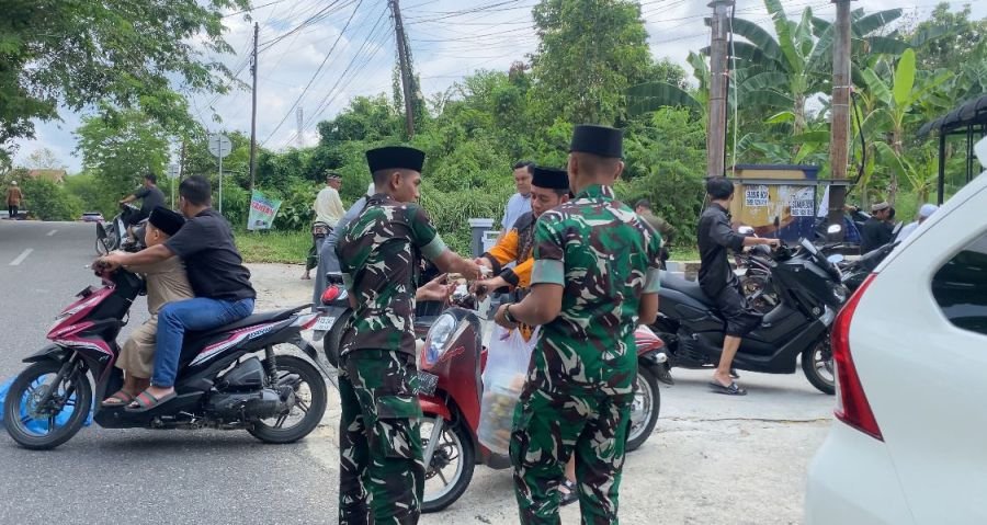 Prajurit Yonif Tp 898/PC Gelar Jum'at Berkah Untuk Warga