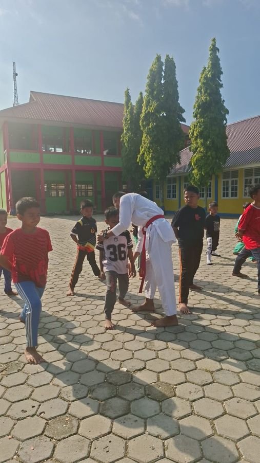 Prajurit Yonif TP 898/PC Latih Anak-Anak Bela diri Taekwondo