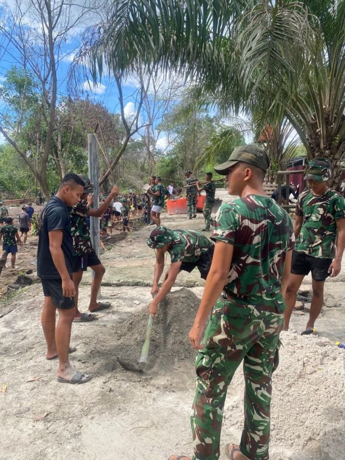Prajurit yonif tp 952 IB sedang melaksanakan pembenahan pangkalan