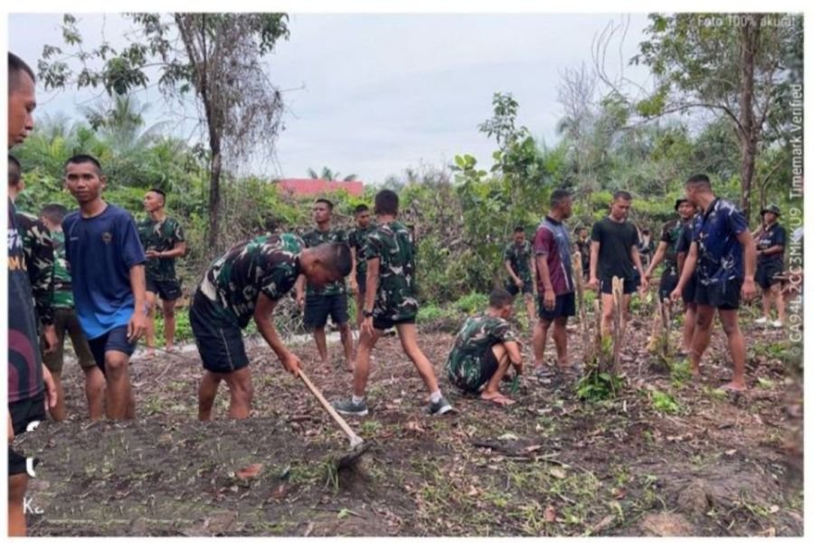 Prajurit Yonif tp 952 Membersihan Pangkalan
 Marsheling Area Demi Menjaga Kebersihan Lingkungan