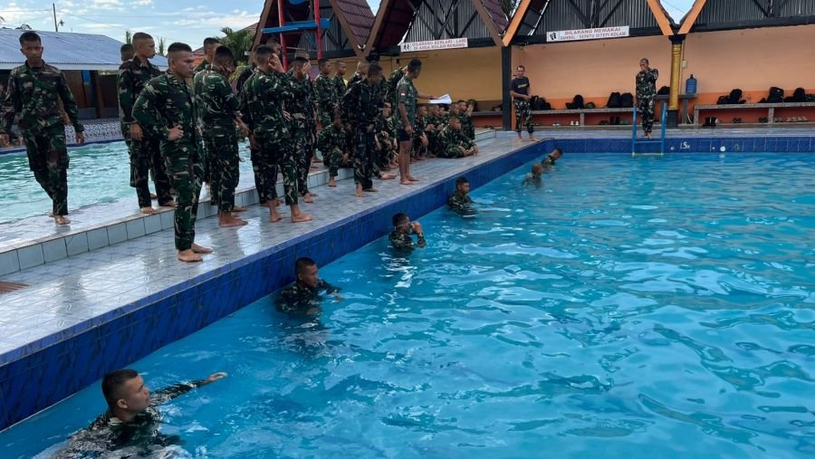 Prajurit Yonif TP 952/IB Asah Fisik Lewat Renang Militer