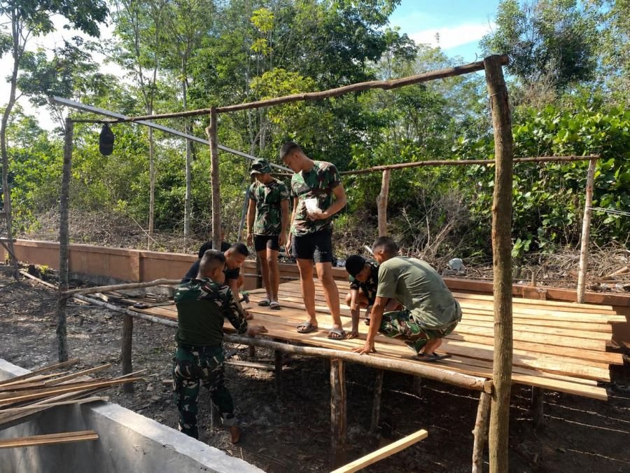 Prajurit Yonif TP 952/IB Bangun Kandang Kambing Secara Bergotong Royong